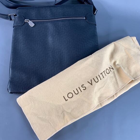 LOUIS VUITTON Sasha Navy Taiga Leather Shoulder Bag - Picture 10 of 10